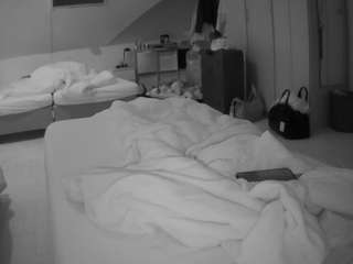 voyeurcam-julmodels-bed-1 webcam