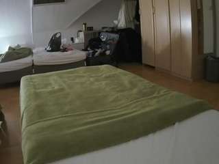 voyeurcam-julmodels-bed-1
