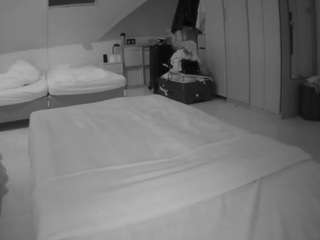 voyeurcam-julmodels-bed-1
