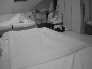 voyeurcam-julmodels-bed-1's CamSoda show and profile