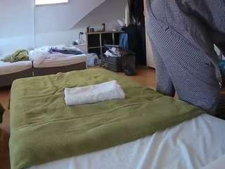 voyeurcam-julmodels-bed-1