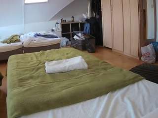 voyeurcam-julmodels-bed-1