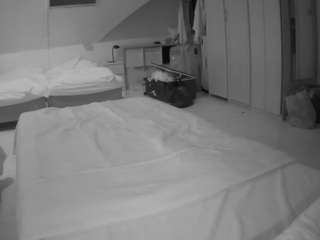 voyeurcam-julmodels-bed-1