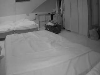 voyeurcam-julmodels-bed-1