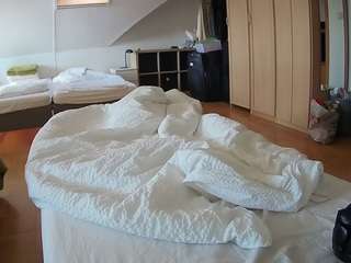 voyeurcam-julmodels-bed-1