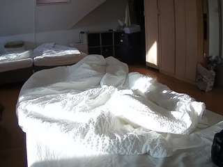 voyeurcam-julmodels-bed-1