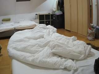 voyeurcam-julmodels-bed-1