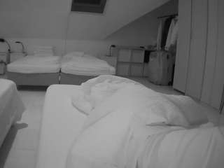 voyeurcam-julmodels-bed-1 webcam