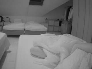 voyeurcam-julmodels-bed-1