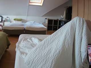 voyeurcam-julmodels-bed-1