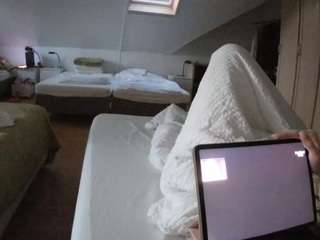 voyeurcam-julmodels-bed-1