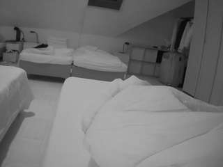 voyeurcam-julmodels-bed-1 webcam