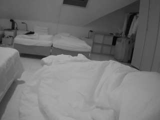 voyeurcam-julmodels-bed-1 webcam