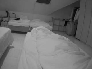 voyeurcam-julmodels-bed-1 webcam
