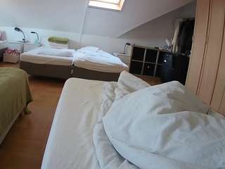 voyeurcam-julmodels-bed-1