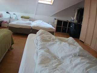 voyeurcam-julmodels-bed-1 webcam