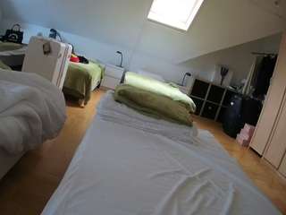 voyeurcam-julmodels-bed-1