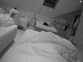 voyeurcam-julmodels-bed-1 camsoda