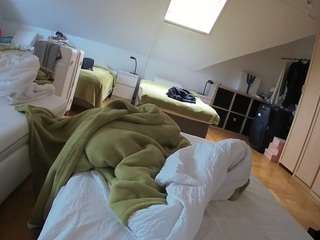 voyeurcam-julmodels-bed-1