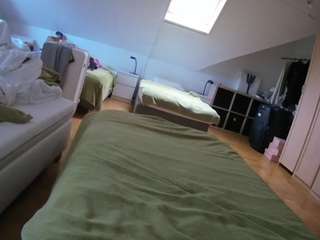 voyeurcam-julmodels-bed-1 webcam