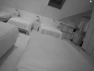 voyeurcam-julmodels-bed-1