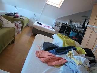 voyeurcam-julmodels-bed-1's CamSoda show and profile