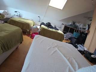 voyeurcam-julmodels-bed-1 webcam