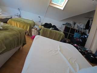Live stream of voyeurcam-julmodels-bed-1