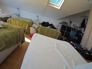 Live stream of voyeurcam-julmodels-bed-1