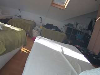 voyeurcam-julmodels-bed-1