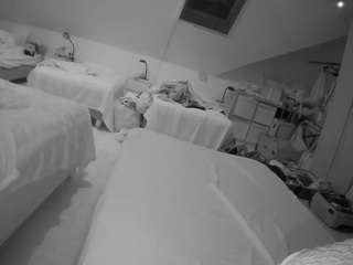 Live stream of voyeurcam-julmodels-bed-1