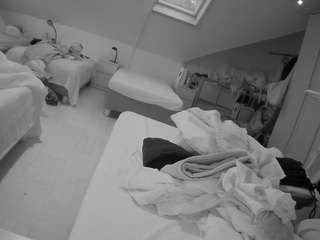 voyeurcam-julmodels-bed-1