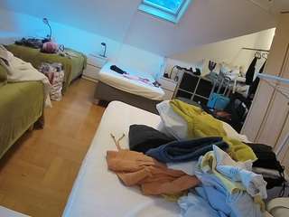 voyeurcam-julmodels-bed-1