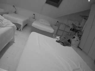 voyeurcam-julmodels-bed-1