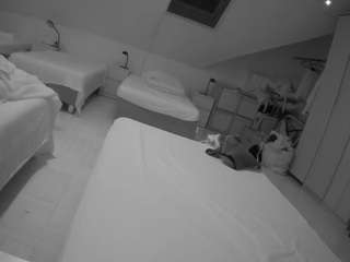 voyeurcam-julmodels-bed-1