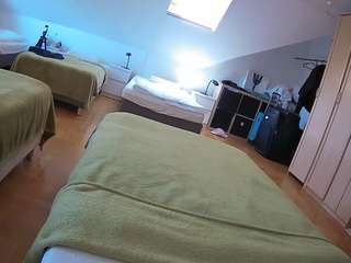 voyeurcam-julmodels-bed-1 webcam