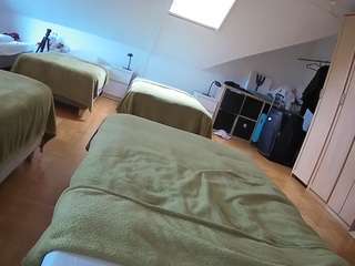 Ce modèle est en direct maintenant. voyeurcam-julmodels-bed-1