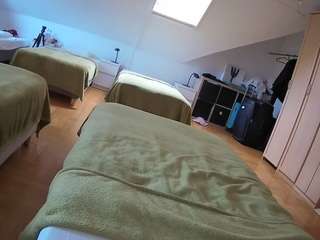 이 모델은 현재 라이브 중입니다. voyeurcam-julmodels-bed-1