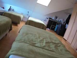 هذا النموذج مباشر الآن. voyeurcam-julmodels-bed-1