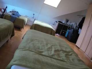 Bu model şu anda canlı. voyeurcam-julmodels-bed-1