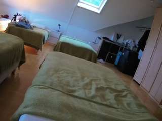 Este modelo está en vivo ahora. voyeurcam-julmodels-bed-1