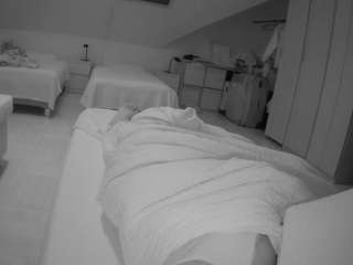voyeurcam-julmodels-bed-1