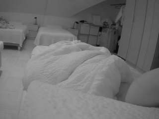 यह मॉडल अभी लाइव है. voyeurcam-julmodels-bed-1