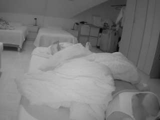 Ce modèle est en direct maintenant. voyeurcam-julmodels-bed-1