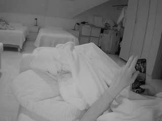 Эта модель сейчас онлайн. voyeurcam-julmodels-bed-1