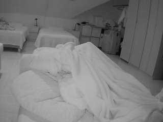 Dieses Model ist jetzt live. voyeurcam-julmodels-bed-1