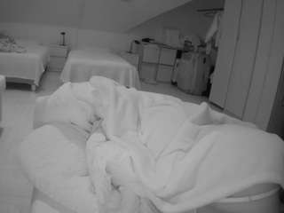 Ten model jest teraz na żywo. voyeurcam-julmodels-bed-1