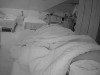 このモデルは現在ライブ中です。 voyeurcam-julmodels-bed-1