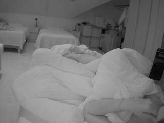 Model ini sedang live sekarang. voyeurcam-julmodels-bed-1
