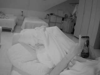 هذا النموذج مباشر الآن. voyeurcam-julmodels-bed-1